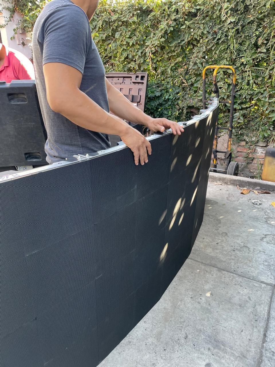 Montaje de pantalla LED curva para evento en Guadalajara